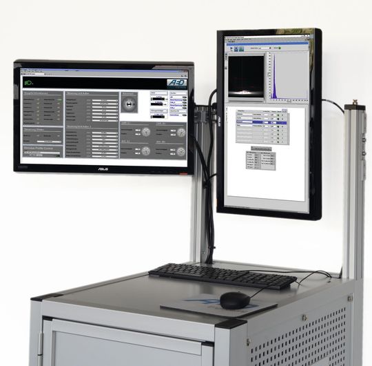AED-Scheinwerfertestsystem: Mit Hilfe des Testsystems lassen sich Scheinwerfer- und Heckleuchtensyteme automatisiert validieren. Das Bild zeigt das Herzstück des Lichttesters, die Oberfläche. AED-Scheinwerfertestsystem: Mit Hilfe des Testsystems lassen sich Scheinwerfer- und Heckleuchtensyteme automatisiert validieren. Das Bild zeigt das Herzstück des Lichttesters, die Oberfläche.