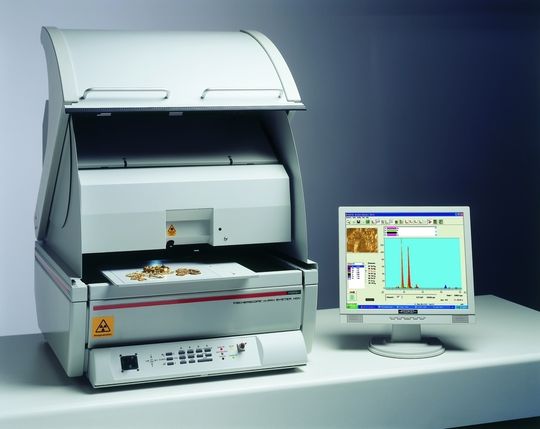 Der Schichtanalysator Fischerscope X-Ray XDV-SD misst die Dicke von Legierungsschichten bis hinab auf zehn Nanometer. Der Schichtanalysator Fischerscope X-Ray XDV-SD misst die Dicke von Legierungsschichten bis hinab auf zehn Nanometer.
