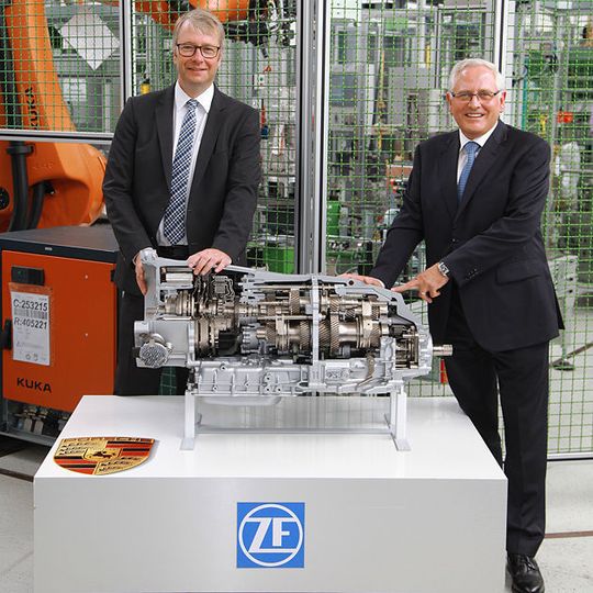 Dr. Stefan Sommer, Vorstandsvorsitzender der ZF Friedrichshafen AG und Uwe-Karsten Städter, Vorstand Beschaffung der Porsche AG mit dem neuen 8-Gang-Doppelkupplungsgetriebes im Werk Brandenburg. Dr. Stefan Sommer, Vorstandsvorsitzender der ZF Friedrichshafen AG und Uwe-Karsten Städter, Vorstand Beschaffung der Porsche AG mit dem neuen 8-Gang-Doppelkupplungsgetriebes im Werk Brandenburg.
