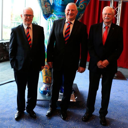 Harald Brockmann (li.) übergibt das Amt des BVSK-Präsidenten an Dirk Barfs (Mitte). Brockmann wird künftig wie Wolfgang Küßner (re.) als Ehrenpräsident fungieren.