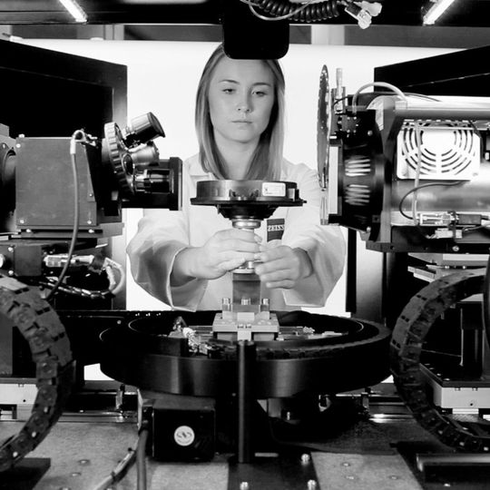 Einbau eines Lautsprechers zur Untersuchung im Röntgenmikroskop der Firma Carl Zeiss, das Ende 2016 auch im Institut für Werkstoffkunde (IW) der Leibniz Universität Hannover stehen wird. Einbau eines Lautsprechers zur Untersuchung im Röntgenmikroskop der Firma Carl Zeiss, das Ende 2016 auch im Institut für Werkstoffkunde (IW) der Leibniz Universität Hannover stehen wird.
