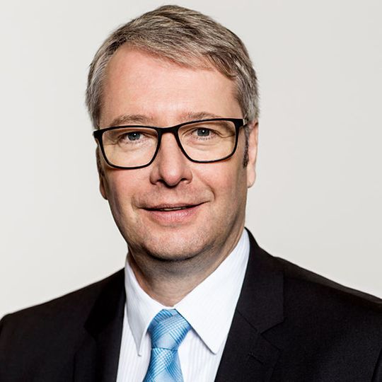 Der Vertrag des ZF-Vorstandsvorsitzenden Dr. Stefan Sommer wurde um weitere fünf Jahre verlängert. Der Vertrag des ZF-Vorstandsvorsitzenden Dr. Stefan Sommer wurde um weitere fünf Jahre verlängert.