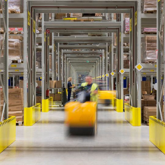 Im Multi-User-Zentrum von Rhenus nahe dem Duisburger Binnenhafen werden jetzt Springlane-Produkte gelagert und kommissioniert. Im Multi-User-Zentrum von Rhenus nahe dem Duisburger Binnenhafen werden jetzt Springlane-Produkte gelagert und kommissioniert.