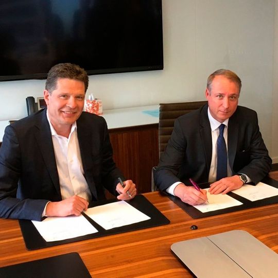 Don Enns (li.), Präsident und CEO Transferra Nanosciences und Jean-Luc Herbeaux, Leiter des Geschäftsgebiets Health Care von Evonik bei der Vertragsunterzeichnung in Vancouver, Kanada. Don Enns (li.), Präsident und CEO Transferra Nanosciences und Jean-Luc Herbeaux, Leiter des Geschäftsgebiets Health Care von Evonik bei der Vertragsunterzeichnung in Vancouver, Kanada.