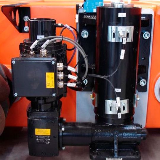 Jedes der Spindelhubelemente im Kuka Omnimove kann eine dynamische Last von bis zu 100 kN aufnehmen. Jedes der Spindelhubelemente im Kuka Omnimove kann eine dynamische Last von bis zu 100 kN aufnehmen.