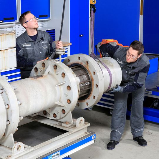 ISGT-Spezialisten beim Montieren einer Spaltrohrpumpe. Jetzt sind die Gendorfer Experten für Instandhaltung auch bei der OMV-Raffinerie am Standort Burghausen aktiv. ISGT-Spezialisten beim Montieren einer Spaltrohrpumpe. Jetzt sind die Gendorfer Experten für Instandhaltung auch bei der OMV-Raffinerie am Standort Burghausen aktiv.