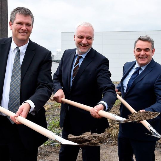 Spatenstich im 3M Werk Kamen: (v.l.n.r.) John Banovetz, Managing Director für die 3M DACH-Region, Garrelt Duin, Wirtschaftsminister NRW, Christoph Beyer, 3M Werksleiter in Kamen Spatenstich im 3M Werk Kamen: (v.l.n.r.) John Banovetz, Managing Director für die 3M DACH-Region, Garrelt Duin, Wirtschaftsminister NRW, Christoph Beyer, 3M Werksleiter in Kamen