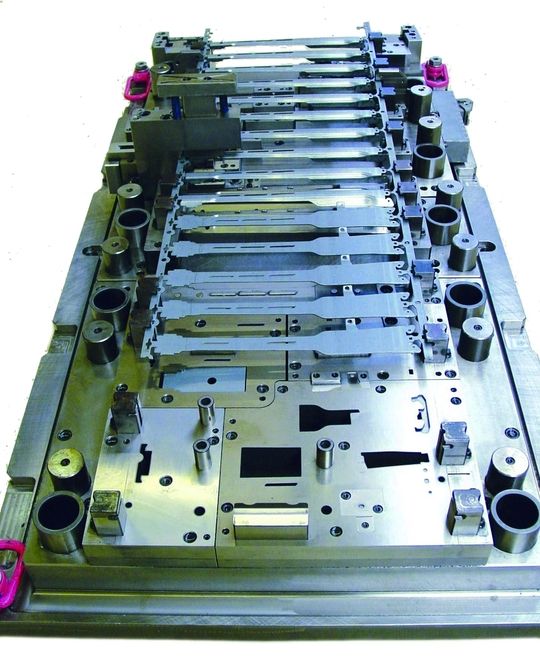 Drahterosive Großanlagen, die Werkstücke in Abmessungen von bis zu 2000 mm × 1600 mm × 395 mm und einem Gewicht von 4000 kg bearbeiten können, sind nötig, um solche Folgeverbundwerkzeuge bearbeiten zu können. Bild: Mitsubishi Drahterosive Großanlagen, die Werkstücke in Abmessungen von bis zu 2000 mm × 1600 mm × 395 mm und einem Gewicht von 4000 kg bearbeiten können, sind nötig, um solche Folgeverbundwerkzeuge bearbeiten zu können. Bild: Mitsubishi