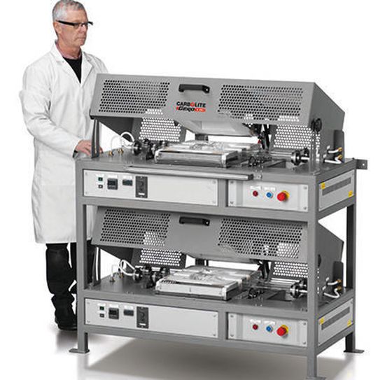 Im Batch-Betrieb bietet die HTR Serie die Möglichkeit, die Dauer der Wärmebehandlung unter kontrollierter Atmosphäre (Luft, Schutz- oder Reaktivgase) zu optimieren und so die Stellgrößen für einen kontinuierlichen Prozess, wie er zum Beispiel in einem Drehrohrofen ablaufen würde, zu ermitteln. Im Batch-Betrieb bietet die HTR Serie die Möglichkeit, die Dauer der Wärmebehandlung unter kontrollierter Atmosphäre (Luft, Schutz- oder Reaktivgase) zu optimieren und so die Stellgrößen für einen kontinuierlichen Prozess, wie er zum Beispiel in einem Drehrohrofen ablaufen würde, zu ermitteln.
