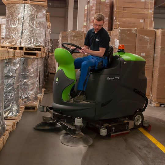 Dank des speziell dafür konstruierten Vorderrads verfügt die Reinigungsmaschine CT 230 BF 100 R Sweep über einen kleinen Wendekreis. Dank des speziell dafür konstruierten Vorderrads verfügt die Reinigungsmaschine CT 230 BF 100 R Sweep über einen kleinen Wendekreis.