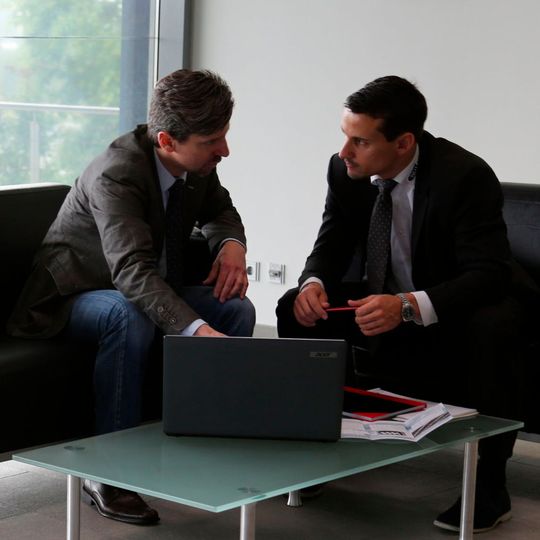 Die beiden Würzburger Gründer Dr. Raino Petricevic und Clemens Launer “ im EBM-Papst Werk in Hollenbach. Die beiden Würzburger Gründer Dr. Raino Petricevic und Clemens Launer “ im EBM-Papst Werk in Hollenbach.