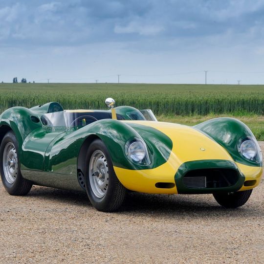 Dieser gut 1,2 Millionen Euro teure Lister-Nachbau soll fast 300 km/h schnell sein. Dieser gut 1,2 Millionen Euro teure Lister-Nachbau soll fast 300 km/h schnell sein.