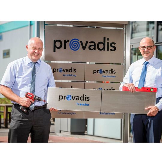 Udo Lemke (links), Geschäftsführer der Provadis-Gruppe, und Michael Maier, Geschäftsführer von Provadis Transfer, montieren das Firmenschild am Provadis Campus im Industriepark Höchst. Udo Lemke (links), Geschäftsführer der Provadis-Gruppe, und Michael Maier, Geschäftsführer von Provadis Transfer, montieren das Firmenschild am Provadis Campus im Industriepark Höchst.