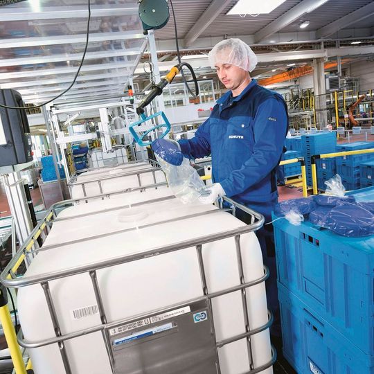 Schütz Packaging Systems produziert u.a. IBCs für höchste Lebensmittelsicherheit und Risikominimierung. Schütz Packaging Systems produziert u.a. IBCs für höchste Lebensmittelsicherheit und Risikominimierung.