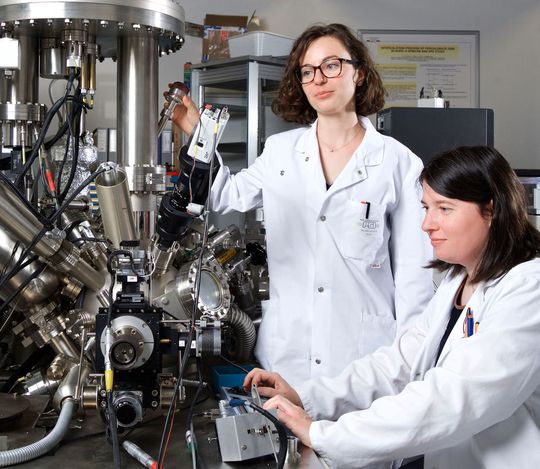 Juliette Billaud (l.), Mit-Erstautorin der neuen Studie, und Claire Villevieille, Leiterin der Forschungsgruppe für Batteriematerialien am Paul Scherrer Institut. Juliette Billaud (l.), Mit-Erstautorin der neuen Studie, und Claire Villevieille, Leiterin der Forschungsgruppe für Batteriematerialien am Paul Scherrer Institut.