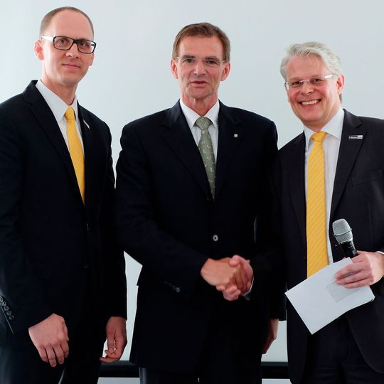 Parker Hannifin, der weltweit führende Hersteller in der Antriebs- und Steuerungstechnologie, hat zum 1. Juli 2016 die Jäger Automobil-Technik GmbH übernommen. Dr. Andreas Jäger (Mitte) übergibt die Leitung an die neuen Geschäftsführer: Künftig zeichnen Joachim Salewski (links) und Thomas Ottawa (rechts) gemeinsam verantwortlich für die „Parker Hannifin Auto-Tech Composites GmbH“. Parker Hannifin, der weltweit führende Hersteller in der Antriebs- und Steuerungstechnologie, hat zum 1. Juli 2016 die Jäger Automobil-Technik GmbH übernommen. Dr. Andreas Jäger (Mitte) übergibt die Leitung an die neuen Geschäftsführer: Künftig zeichnen Joachim Salewski (links) und Thomas Ottawa (rechts) gemeinsam verantwortlich für die „Parker Hannifin Auto-Tech Composites GmbH“.