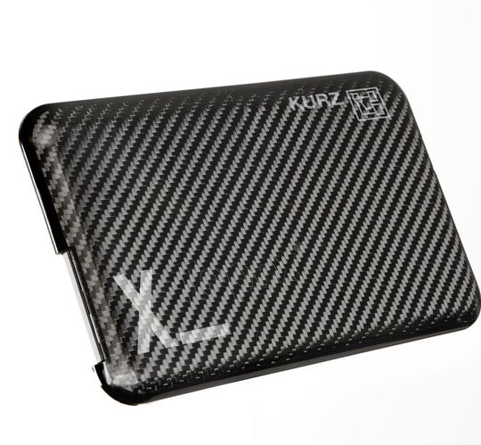 Eine neue Materialkombination der Lanxess-Tochter Bond-Laminates GmbH ermöglicht es in Verbindung mit der Leonhard Kurz-Trockenlacktechnologie, fertig dekorierte Gehäuseteile für elektronische Geräte mit extrem dünner Wanddicke in einem Prozessschritt herzustellen.