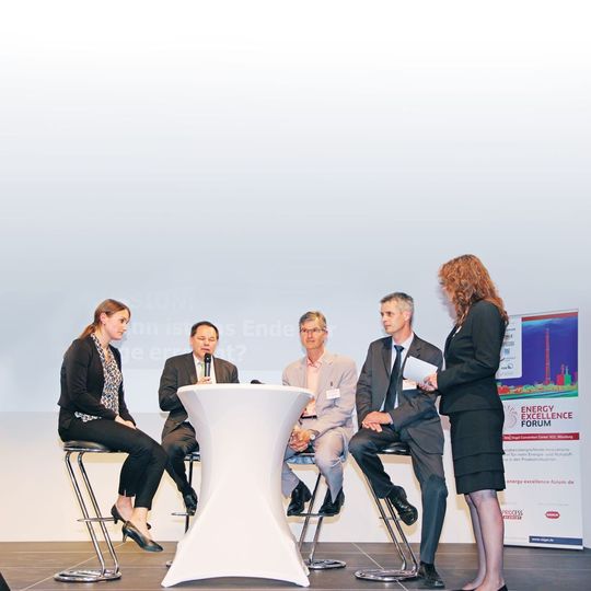 Die Podiumsdiskussion des Energy Excellence Forums: Wieviel Energieeffizienz geht noch? Teilnehmer (v.l.n.r.): Dr. Stefanie Simson (Infraserv Gendorf), Dr. Herbert Maier (Clariant), Dr. Stefan Krämer (Ineos) und Prof. Dr. Beat Wellig (Hochschule Luzern), Anke Geipel-Kern (PROCESS) Die Podiumsdiskussion des Energy Excellence Forums: Wieviel Energieeffizienz geht noch? Teilnehmer (v.l.n.r.): Dr. Stefanie Simson (Infraserv Gendorf), Dr. Herbert Maier (Clariant), Dr. Stefan Krämer (Ineos) und Prof. Dr. Beat Wellig (Hochschule Luzern), Anke Geipel-Kern (PROCESS)