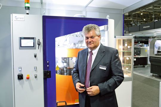 Frédéric Springmann, CEO de Springmann SA, devant une machine OTEC de polissage et de micro-finition lors du salon EPHJ-EPMT-SMT. Frédéric Springmann, CEO de Springmann SA, devant une machine OTEC de polissage et de micro-finition lors du salon EPHJ-EPMT-SMT.