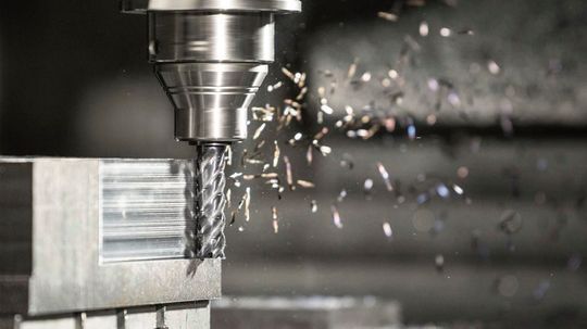 La nouvelle « RF 100 Speed » au travail ! Son brise-copeaux résout un des principaux problèmes des fraises monobloc, à savoir les copeaux longs et difficiles à évacuer. La nouvelle « RF 100 Speed » au travail ! Son brise-copeaux résout un des principaux problèmes des fraises monobloc, à savoir les copeaux longs et difficiles à évacuer.