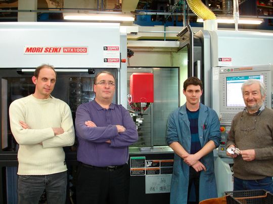 L’équipe gagnante devant la Mori Seiki NTX1000. De gauche à droite : le Responsable Méthodes Fabien Challamel, le responsable Projets Daniel Frossard, Nicolas Lespour, ingénieur, et Jean-Louis Collange, distributeur ESPRIT. L’équipe gagnante devant la Mori Seiki NTX1000. De gauche à droite : le Responsable Méthodes Fabien Challamel, le responsable Projets Daniel Frossard, Nicolas Lespour, ingénieur, et Jean-Louis Collange, distributeur ESPRIT.
