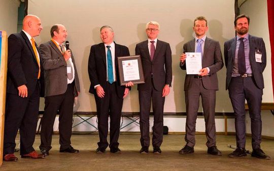 Die Preisverleihung (v.l.): Joe Gemma, IFR-Präsident; Erwin Prassler, Awards Chair; Phil Crowther und Per Vegard Nerseth von ABB; Esben Østergaard von Universal Robots und Johan Frisk von Opiflex Automation. Die Preisverleihung (v.l.): Joe Gemma, IFR-Präsident; Erwin Prassler, Awards Chair; Phil Crowther und Per Vegard Nerseth von ABB; Esben Østergaard von Universal Robots und Johan Frisk von Opiflex Automation.