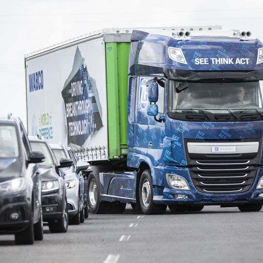 EMA, eine von ZF und Wabco realisierte Assistenzfunktion, soll Sattelzüge sicher an Gefahrenstellen vorbeilenken und dazu beitragen, Auffahrunfälle zu verhindern. EMA, eine von ZF und Wabco realisierte Assistenzfunktion, soll Sattelzüge sicher an Gefahrenstellen vorbeilenken und dazu beitragen, Auffahrunfälle zu verhindern.
