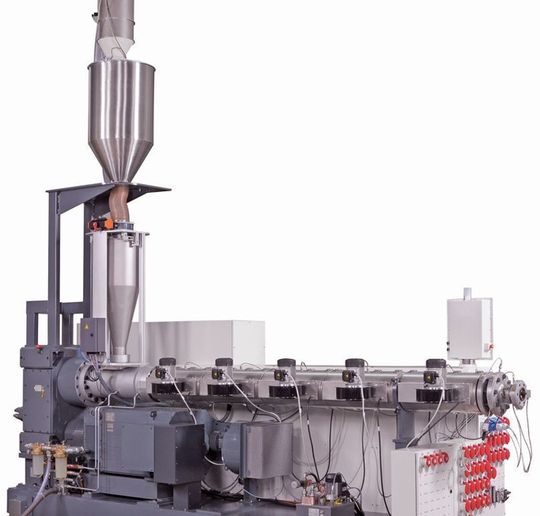Energie sparen und mit geringeren Schmelzetemperaturen „fahren“: Die solex NG-Extruderserie von Battenfeld-Cincinnati gehört zu den K-2016-Higlights und wurde mit neuen Features ausgestattet sowie durch eine optimierte Verfahrenseinheit komplettiert, wie der Hersteller sagt. Energie sparen und mit geringeren Schmelzetemperaturen „fahren“: Die solex NG-Extruderserie von Battenfeld-Cincinnati gehört zu den K-2016-Higlights und wurde mit neuen Features ausgestattet sowie durch eine optimierte Verfahrenseinheit komplettiert, wie der Hersteller sagt.