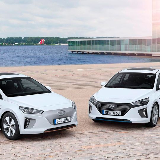 Der Hyundai Ioniq Hybrid unterscheidet sich optisch vor allem durch den Kühlergrill von der Elektro-Variante. Der Hyundai Ioniq Hybrid unterscheidet sich optisch vor allem durch den Kühlergrill von der Elektro-Variante.