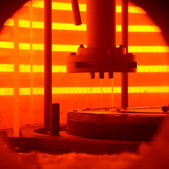 Blick in den weltweit einmaligen Standzeitprüfstand am Fraunhofer-IPT: Die Standzeiten von drei unterschiedlichen Beschichtungen werden in einem Prozessdurchlauf bestimmt. Blick in den weltweit einmaligen Standzeitprüfstand am Fraunhofer-IPT: Die Standzeiten von drei unterschiedlichen Beschichtungen werden in einem Prozessdurchlauf bestimmt.