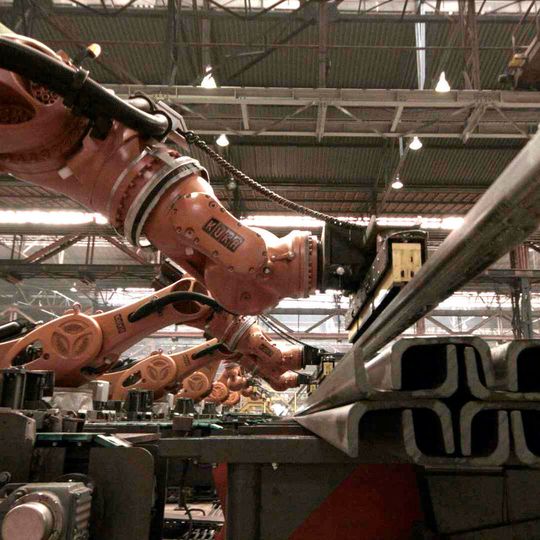 Kuka-Roboter händeln Spezialprofile. Kuka-Roboter händeln Spezialprofile.