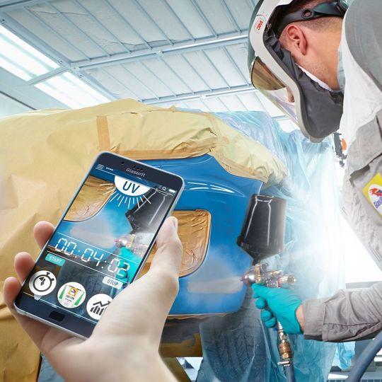 Die UV-A-Strahlung macht laut Glasurit einen Schutzanzug überflüssig - normale Schutzhandschuhe und Schutzbrille sollen ausreichen. Die UV-A-Strahlung macht laut Glasurit einen Schutzanzug überflüssig - normale Schutzhandschuhe und Schutzbrille sollen ausreichen.