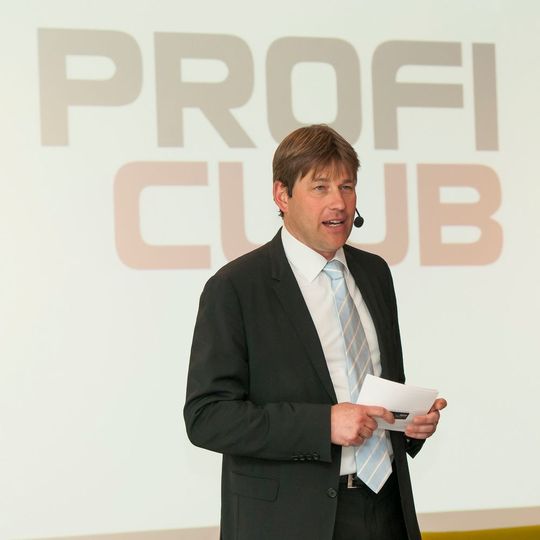 Michael Wellnitz, Vorstandsvorsitzender des Proficlubs, eröffnete im Juni 2016 das Themenforum in Bad Schandau. Michael Wellnitz, Vorstandsvorsitzender des Proficlubs, eröffnete im Juni 2016 das Themenforum in Bad Schandau.