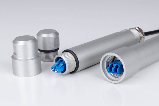 Das robuste Metallgehäuse aus eloxiertem Aluminium schützt die Verbindung vor Umwelteinflüssen und mechanischen Belastungen. Das robuste Metallgehäuse aus eloxiertem Aluminium schützt die Verbindung vor Umwelteinflüssen und mechanischen Belastungen.