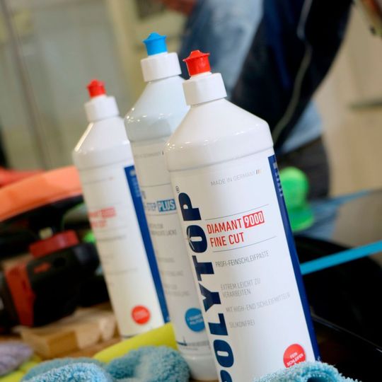 Die silikonfreie Schleifpaste Diamant 9000 Fine Cut enthält Aluminiumoxyd-Mikropartikel für eine Defektkorrektur bei flüssiger Maschinenführung.