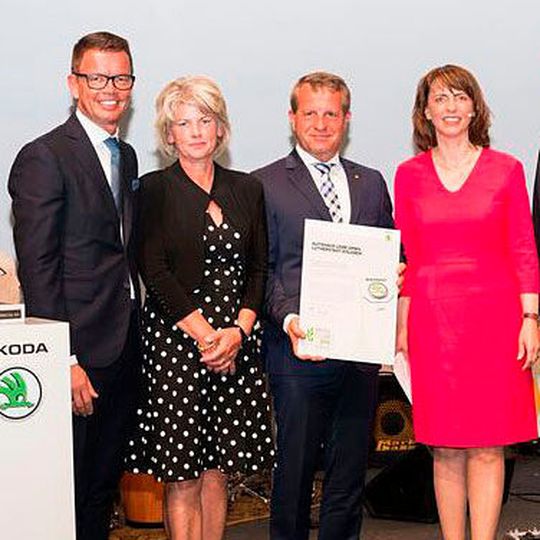 Ehrung der besten Skoda-Händler: Vertriebschef Stefan Quary (li.) und Geschäftsführerin Imelda Labbé (re.) gratulierten 25 Betrieben. Ehrung der besten Skoda-Händler: Vertriebschef Stefan Quary (li.) und Geschäftsführerin Imelda Labbé (re.) gratulierten 25 Betrieben.