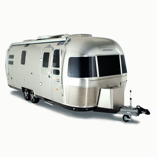 Das auf zehn Stück limitierte Sondermodell „Landyacht“ Airstream 684 können Besucher des diesjährigen Caravan-Salons in der Düsseldorfer Classic-Remise für 125.860 Euro an das Zugfahrzeug hängen. Das auf zehn Stück limitierte Sondermodell „Landyacht“ Airstream 684 können Besucher des diesjährigen Caravan-Salons in der Düsseldorfer Classic-Remise für 125.860 Euro an das Zugfahrzeug hängen.