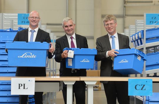 Brachten die ersten Lieferungen mit Ersatzteilen aus Brno auf den Weg (v.l.n.r.): Christoph Hotopp, Head of Sales & Service Operations, sowie Christophe Lautray, Member of the Board und Chief Sales Officer (CSO), beide Linde Material Handling, mit Dirk Sadler, Geschäftsführer Urban-Transporte. Brachten die ersten Lieferungen mit Ersatzteilen aus Brno auf den Weg (v.l.n.r.): Christoph Hotopp, Head of Sales & Service Operations, sowie Christophe Lautray, Member of the Board und Chief Sales Officer (CSO), beide Linde Material Handling, mit Dirk Sadler, Geschäftsführer Urban-Transporte.