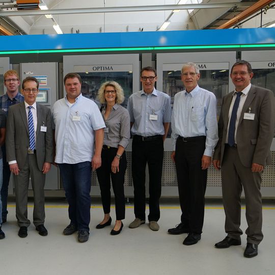 Mitarbeiter von R+E Automation Technology mit Optima-Geschäftsführer Hans Bühler (zweiter von rechts) Mitarbeiter von R+E Automation Technology mit Optima-Geschäftsführer Hans Bühler (zweiter von rechts)