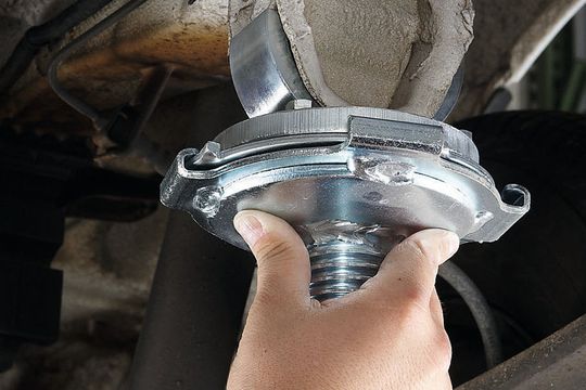 Diese maßgeschneiderte Prismenaufnahme sorgt für sicheren Halt des Transporters auf der Bühne – auch beim Motorausbau oder Zahnriemenwechsel. Diese maßgeschneiderte Prismenaufnahme sorgt für sicheren Halt des Transporters auf der Bühne – auch beim Motorausbau oder Zahnriemenwechsel.