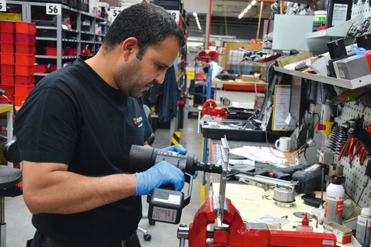 Der Masterservice von Würth feiert Jubiläum: 1996 startete der Reparaturservice mit 40 Wareneingängen. 2016 werden täglich über 500 Aufträge bearbeitet. Der Masterservice von Würth feiert Jubiläum: 1996 startete der Reparaturservice mit 40 Wareneingängen. 2016 werden täglich über 500 Aufträge bearbeitet.