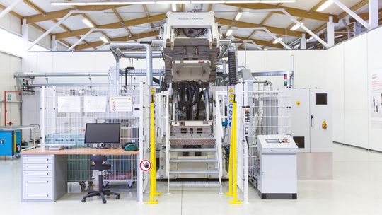 In dem Testlabor will Henkel eine schnelle und skalierbare Produktion von Kompositbauteilen gewährleisten. In dem Testlabor will Henkel eine schnelle und skalierbare Produktion von Kompositbauteilen gewährleisten.