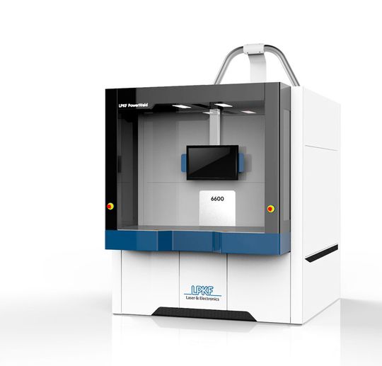 Evolutionen für die K-2016: Die LPKF Powerweld 6600 verfügt über ein modernes, bedienerfreundliches Design, weiterentwickelte technische Komponenten und eine neue Softwareumgebung. Und noch eine brandneue Technologie stellt LPKF am Stand E04 in Halle 11 auf der K-Messe vor, wie berichtet wird: Durch „Wobbel“-Funktion kann die LPKF Powerweld3D 8000 große Bauteile bis zu 100 cm × 70 cm mit Schweißnähten zwischen 1 und 5 mm fügen.