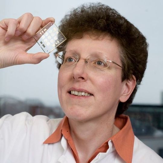 Prof. Dr. Andrea Robitzki mit einem Biochip. Prof. Dr. Andrea Robitzki mit einem Biochip.