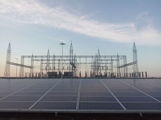 Das Solarkraftwerk in Kamuthi mit einem Umspannwerk von ABB liefert bei voller Last 10 Prozent der gesamten indischen Solarenergie. Das Solarkraftwerk in Kamuthi mit einem Umspannwerk von ABB liefert bei voller Last 10 Prozent der gesamten indischen Solarenergie.