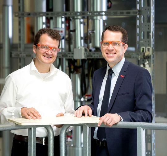 BASF startet Pilotanlage für Slentite (v.l.): Dr. Marc Fricke, Slentite-Projektleiter und Jesper Bjerregaard, Leiter Marketing Construction. Erste Kundenprojekte zu dem Polyurethan basierten Hochleistungsdämmstoff sollen zusammen mit Kooperationspartnern bereits laufen.
