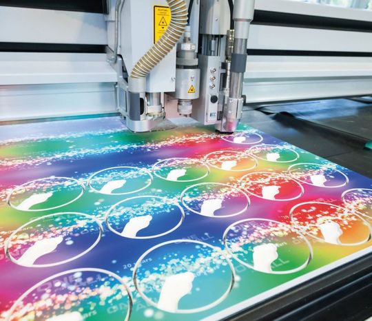 Eurolaser nimmt die K-2016 zum Anlass, um die neuesten Errungenschaften aus der Lasermaschinenentwicklung zu präsentieren. Die Automatisierung zur Bearbeitung von Folien und Acrylplatten steht dabei besonders im Fokus. Mit dabei ist auch ein optisches System, das bedruckte Areale erkennt und die Maschine veranlasst, dieselben präzise heraus zu schneiden. Eurolaser nimmt die K-2016 zum Anlass, um die neuesten Errungenschaften aus der Lasermaschinenentwicklung zu präsentieren. Die Automatisierung zur Bearbeitung von Folien und Acrylplatten steht dabei besonders im Fokus. Mit dabei ist auch ein optisches System, das bedruckte Areale erkennt und die Maschine veranlasst, dieselben präzise heraus zu schneiden.