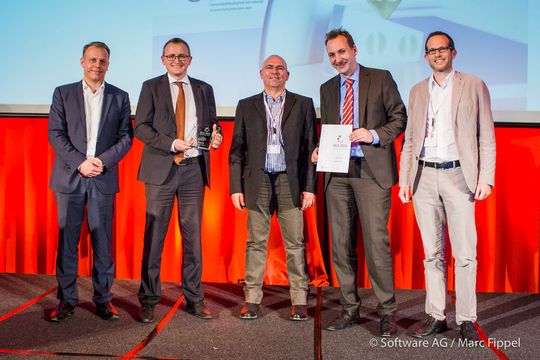 Die Initiative Deutschland Digital zeichnete Igus für den 3D-Copyshop in der Kategorie Unternehmen 4.0 aus (v.l.): Laudator und Jurymitglied Michael Nilles (Schindler Group), Tom Krause, Joschi Rohe, Sebastian Irle, Christian Batz (alle Igus GmbH). Die Initiative Deutschland Digital zeichnete Igus für den 3D-Copyshop in der Kategorie Unternehmen 4.0 aus (v.l.): Laudator und Jurymitglied Michael Nilles (Schindler Group), Tom Krause, Joschi Rohe, Sebastian Irle, Christian Batz (alle Igus GmbH).