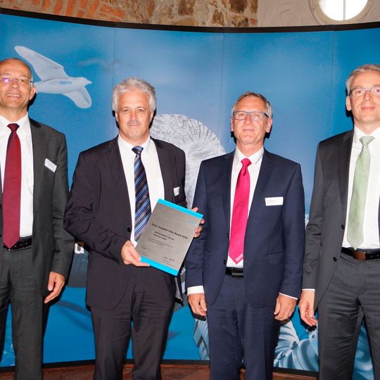 Dr. Claus Jessen (Vorstandsvorsitzender Festo), Georg Jaumann (Kaufmännischer Leiter SPN), Wolfgang Beck (Leiter Vertrieb Einzelkomponenten SPN) Heiko Callies (Leiter Global Purchasing Festo) Dr. Claus Jessen (Vorstandsvorsitzender Festo), Georg Jaumann (Kaufmännischer Leiter SPN), Wolfgang Beck (Leiter Vertrieb Einzelkomponenten SPN) Heiko Callies (Leiter Global Purchasing Festo)