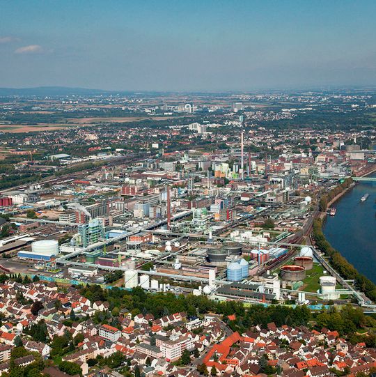 Auf dem rund 460 Hektar großen Gelände des Industrieparks sind über 90 Unternehmen aus den Bereichen Chemie, Life Sciences und Health Care ansässig. RVT will mit der neuen Niederlassung die Region Rhein Main, des Ruhr-Gebiets und des Rhein-Neckar-Raums besser betreuen. Auf dem rund 460 Hektar großen Gelände des Industrieparks sind über 90 Unternehmen aus den Bereichen Chemie, Life Sciences und Health Care ansässig. RVT will mit der neuen Niederlassung die Region Rhein Main, des Ruhr-Gebiets und des Rhein-Neckar-Raums besser betreuen.